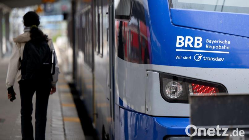 Die Bayerische Regiobahn muss zwischen Augsburg und Dasing weiterhin Schienenersatzverkehr anbieten, weil ein Teil der Strecke gesperrt bleibt. (Archivbild) Bild: Sven Hoppe/dpa