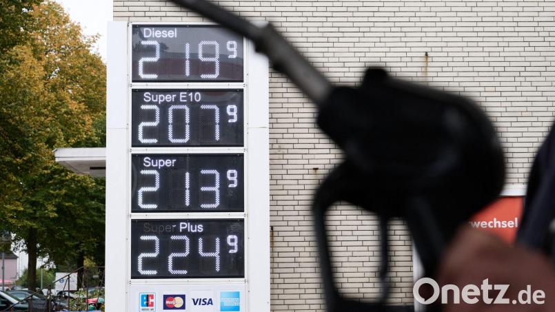 Ob tanken zuletzt billiger oder teurer geworden ist, kommt auf den Kraftstoff an. (Archivbild) Bild: Sina Schuldt/dpa