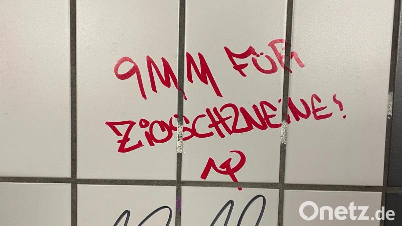 "9 mm für Zio-Schweine": Eine Schmiererei vom Bahnhof Sulzbach-Rosenberg fordert Patronen gegen Menschen, die ans Existenzrecht Israels glauben. Bild: exb/hfz