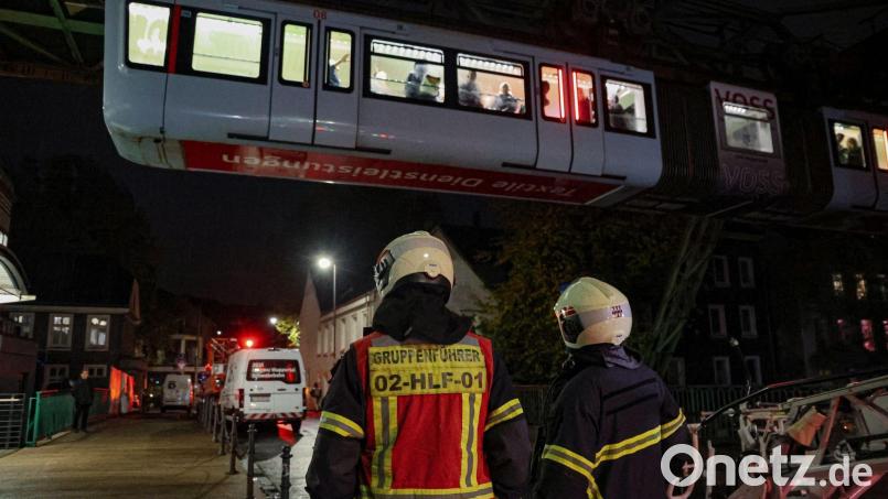 Die Feuerwehr holte die Fahrgäste über eine Drehleiter aus der Bahn. Bild: Christoph Petersen/dpa