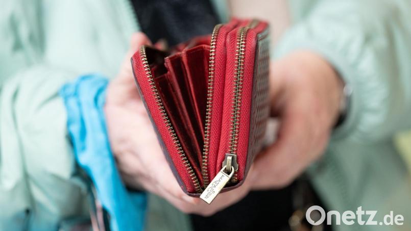 Die Wirtschaft wächst wieder, aber auf die Kauflaune der Deutschen schlägt das noch nicht durch. (Symbolbild) Bild: Sebastian Kahnert/dpa