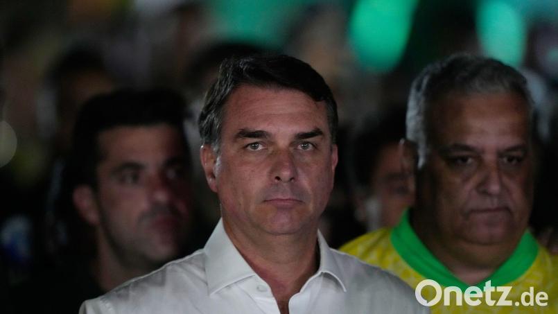 Flávio Bolsonaro hat seine Nachricht an die Brasilianer korrigiert. Bild: Eraldo Peres/AP/dpa