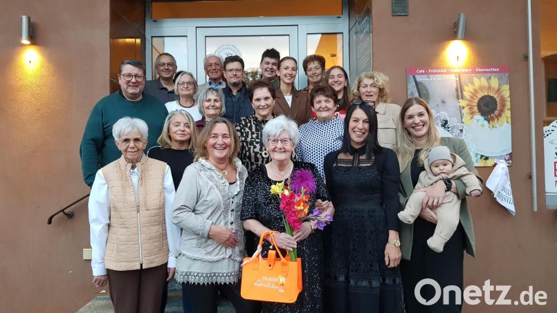 Berta Eger (vorne, Mitte) feierte 85. Geburtstag. Dazu gratulierten unter anderem ihre Töchter Elisabeth Sichert (Zweite von links) und Andrea Schießl (Zweite von rechts) sowie Enkeltochter Laura mit dem vier Monate alten Urenkel Paul (vorne, rechts). Bild: Peter Garreiss