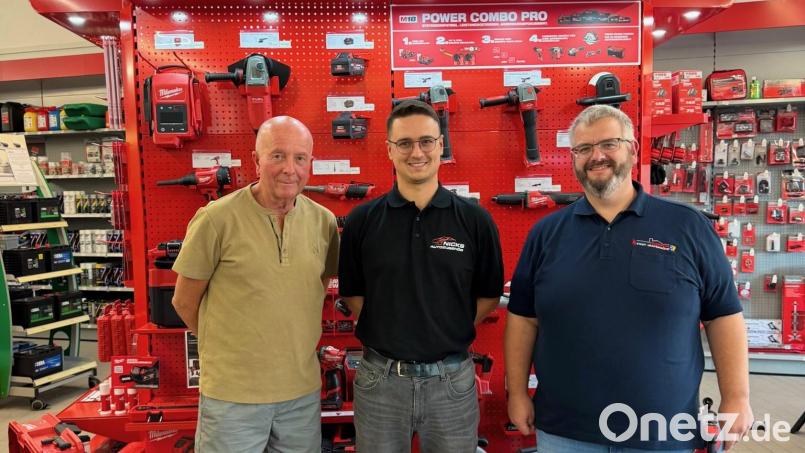 Die Firma "Nicks Autozubehör" um Gründer und Eigentümer Nick Otte (Mitte) spendete an den SV Grafenwöhr um Vorsitzenden Thomas Reiter (links) und die Feuerwehr Grafenwöhr um Vorsitzenden Robert Kraus (rechts) je 1000 Euro. Bild: Nicks Autozubehör