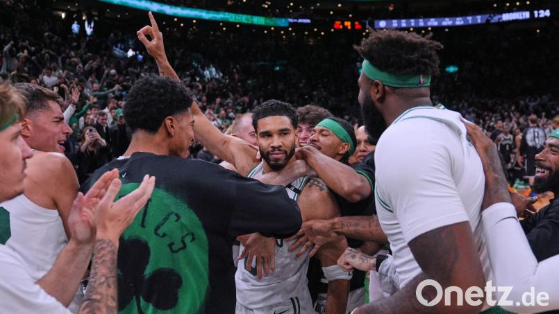 Jayson Tatum warf Boston gegen Brooklyn in letzter Sekunde zum Sieg. Bild: Charles Krupa/AP/dpa