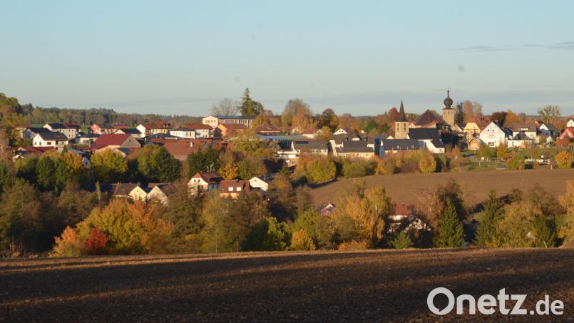 In Krummennaab sind die Kirchen, der Dorfladen, der Kindergarten, die Grundschule und das Rathaus und einige private Haushalte bereits an ein Wärmenetz angeschlossen. Für die meisten weiteren Privathaushalte sind die Chancen auf Fern- oder Nahwärme jedoch gering. Bild: Wolfgang Benkhardt
