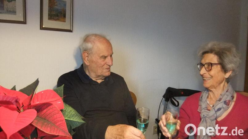 Auf seine 90 vergangenen Lebensjahre und die mittlerweile auch verflogenen 60 gemeinsamen, schönen Jahre stieß der Jubilar mit seiner Gattin Cilli mit einem Glaserl an. Bild: Michael Götz