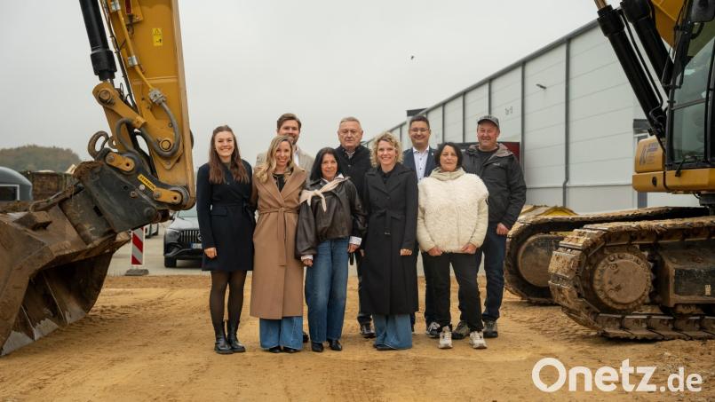 Die Unternehmerfamilie Heinl, der 2.Bürgermeister der Gemeinde Illschwang Benjamin Hiltl sowie Vertreter der beteiligten Firmen stehen beim offiziellen Start des Bauvorhabens im Gewerbegebiet Neuöd. Bild: Norbert Weis