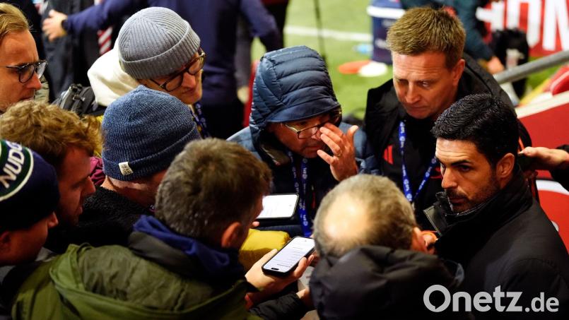 Arsenals Trainer Mikel Arteta (r) wirkte nach der peinlichen Pokal-Pleite gefasst. Bild: Nick Potts/PA Wire/dpa