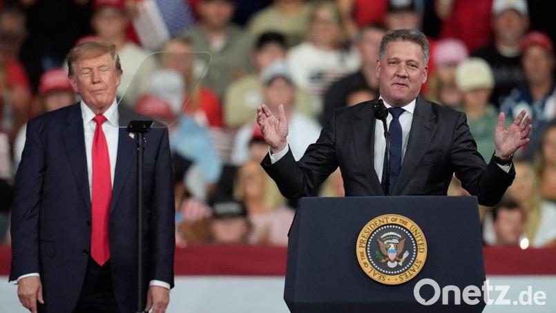 Döllner mit Trump - „weit mehr als eine Frage des schlechten Geschmacks“. (Archivbild) Bild: Mike Stewart/AP/dpa
