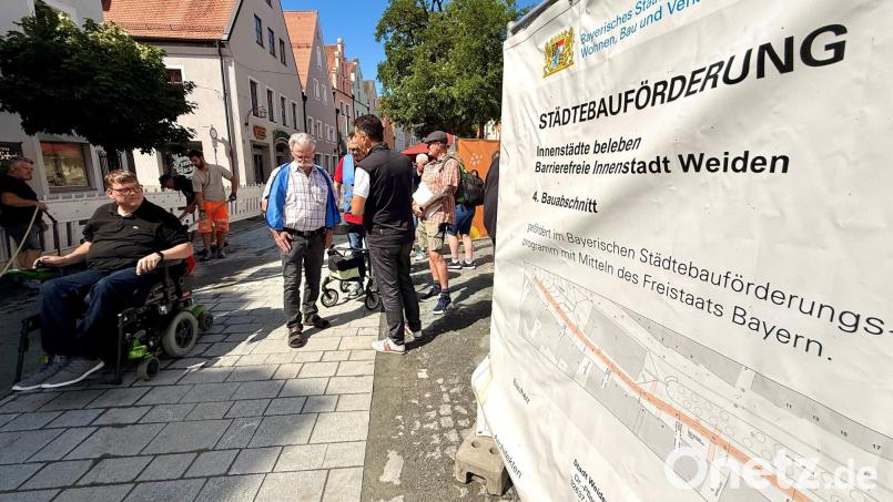 Alexander Grundler (links) ist Behindertenbeauftragter der Stadt Weiden und vertritt die Interessen von Menschen mit Behinderung. Auch in das Projekt „Barrierefreie Innenstadt“ ist er involviert. Bild: Gabi Schönberger