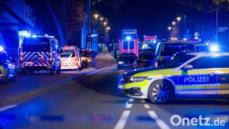 Nach dem Auto-Angriff auf eine Menschengruppe waren Polizei, Feuerwehr und Rettungsdienst im Einsatz. Bild: Moritz Frankenberg/dpa