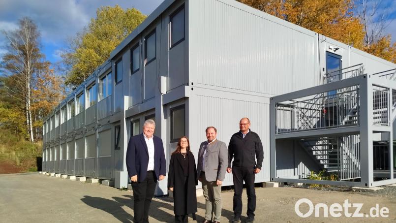 Die Container im Hintergrund haben neue Nutzer. Erbendorfs Bürgermeister Bernhard Schmidt ist erleichtert (hier mit der Juristin des Landratsamtes Ayla Spiegler, Landrat Hubert Schicker sowie dem geschäftsführenden Beamten der Stadt Erbendorf, Hubert Wojtenek). Bild: Jochen Neumann
