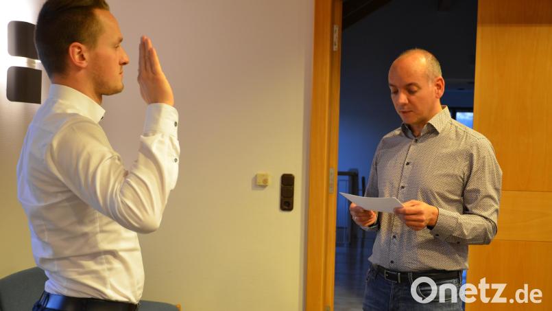 Der Schulverband Fensterbach-Schmidgaden ist ab sofort wieder komplett handlungsfähig: Bürgermeister Florian Adam (rechts) vereidigte seinen zuvor einstimmig zum stellvertretenden Verbandsvorsitzenden gewählten Amtskollegen Martin Bauer aus Schmidgaden. Bild: Wolfgang Houschka