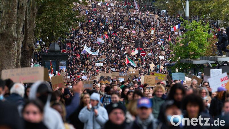 Die Polizei betrachtet auch die Demonstrationen in Frankreich, wie etwa hier in Paris. (Symbolbild) Bild: Marcus Golejewski/dpa