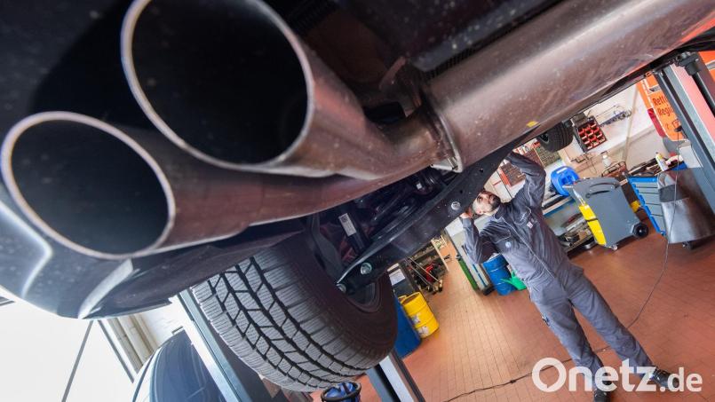 Muss das Auto repariert werden, wird es in der Regel teuer. (Symbolbild) Bild: Julian Stratenschulte/dpa