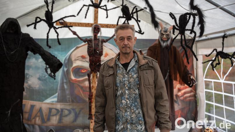 Markus Witt hat eine Faszination für Bewegung und bastelt und schraubt gerne. Auch deswegen hat er sich dafür entschieden, seine Halloween-Figuren selbst zu bauen. Bild: Erik Glaubitz