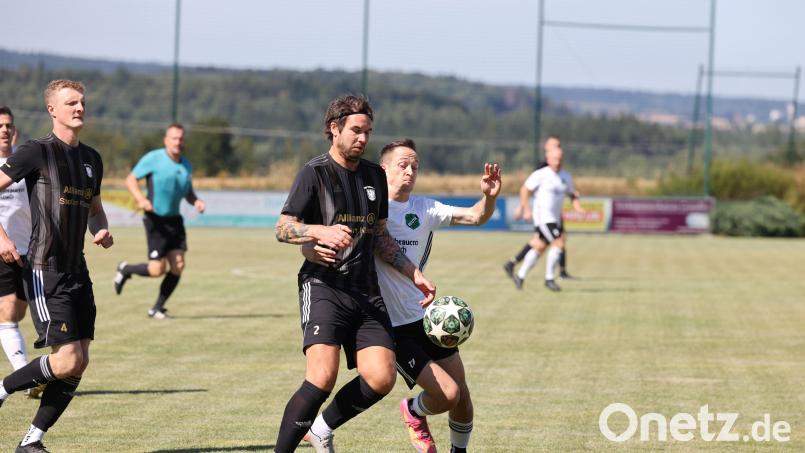 Der Reuther Daniel Weigl (rechts) will Christoph Müller vom TSV Erbendorf vom Ball trennen: Das Derby zwischen dem TSV Reuth und TSV Erbendorf verspricht am 15. Spieltag der Kreisliga Nord einen packenden Kampf. Archivbild: Dieter Jäschke