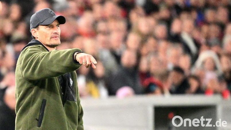 Bei beiden Siegen mit Borussia Mönchengladbach trug Trainer Alexander Blessin einen dunkelgrünen Pullover. (Archivbild) Bild: Jan-Philipp Strobel/dpa