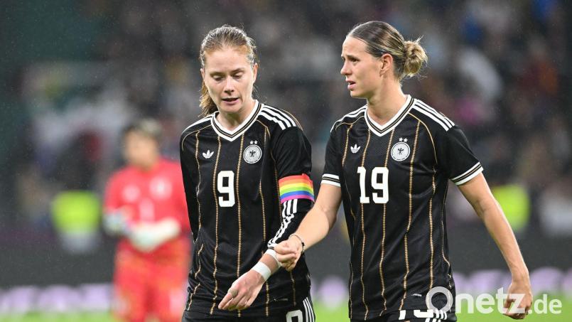 Nächster Stopp Südamerika: Klara Bühl (r) und Sjoeke Nüsken gehen mit dem DFB-Team auf große Reise. Bild: Carmen Jaspersen/dpa