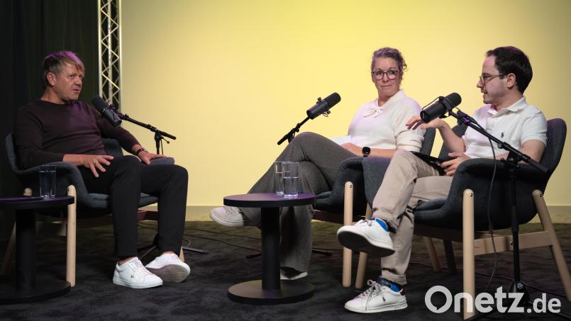 Denkt er heute anders über das Leben nach? Trauerredner Jürgen Meyer (links) spricht im Podcast "Wie ist es" mit Redakteurin Sonja Kaute und Redakteur Florian Bindl. Bild: Erik Glaubitz