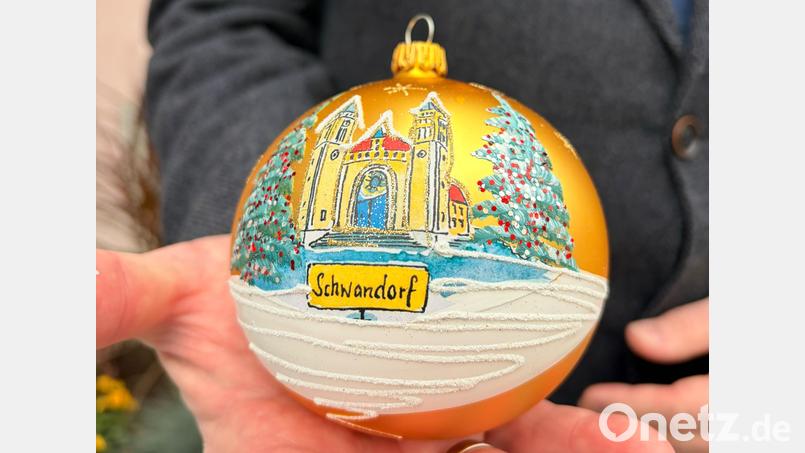 Die vierte Ausgabe der Schwandorfer Weihnachtskugel ziert das Motiv der Wallfahrts-, Kloster- und Pfarrkirche "Unserer Lieben Frau vom Kreuzberg". Bild: Theresa Kummer, Stadt Schwandorf