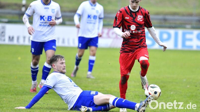 Gegen Schmidmühlen gab es für Kapitän Maximilian Glöckner (links) und den TuS Rosenberg nur ein 0:0 – am kommenden Samstag ist der TSV Königstein zum nächsten Topspiel zu Gast im Rosenberger Aicher-Stadion. Archivbild: Hubert Ziegler
