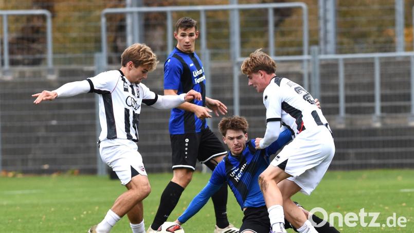 Der Einsatz von Adrian Hoti (Zweiter von rechts) für die SpVgg SV Weiden ist derzeit noch fraglich. Bild: Gerhard Büttner