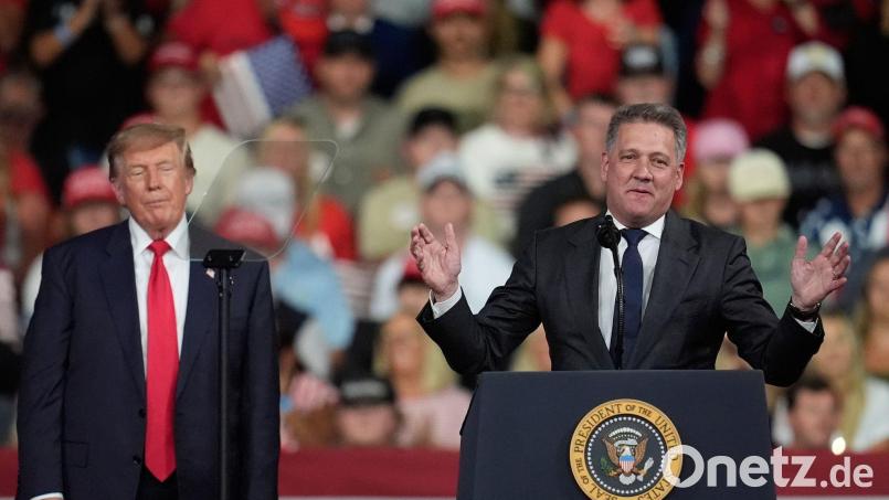 Der Auftritt von Audi-Chef Gernot Döllner mit US-Präsident Donald Trump hat harsche Kritik ausgelöst. (Archivbild) Bild: Mike Stewart/AP/dpa