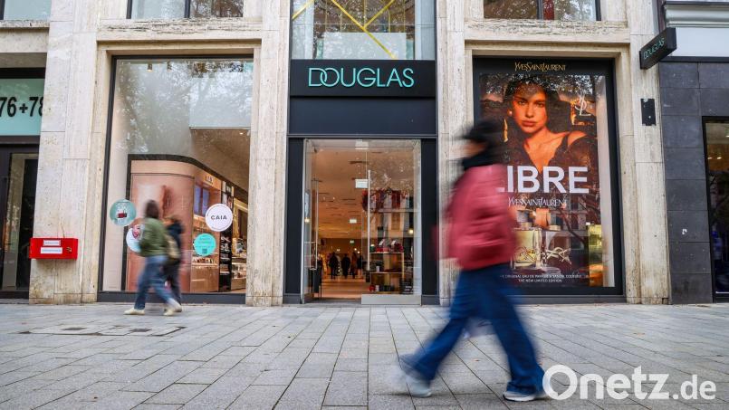 Eine Filiale der Parfümeriekette Douglas an der Düsseldorfer Einkaufsmeile Kö. Ob auch sie am Samstag sicherheitshalber geschlossen bleibt, teilte das Unternehmen nicht mit. Bild: Christoph Reichwein/dpa