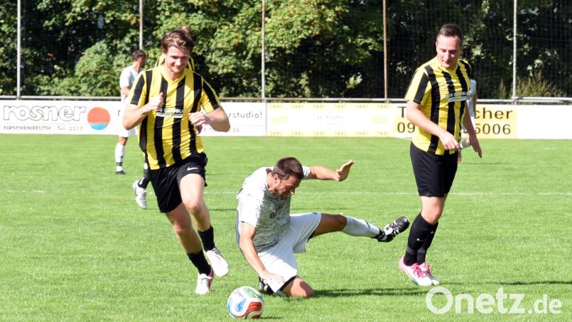 Schlusslicht SG Bärnau/Thanhausen (Szene mit Matthias Freundl, Mitte, in der Partie gegen den FC Marktleuthen/2:2) empfängt am Samstag um 12 Uhr den Tabellenvorletzten TSV Arzberg-Röthenbach. Bild: Rudi Gebert