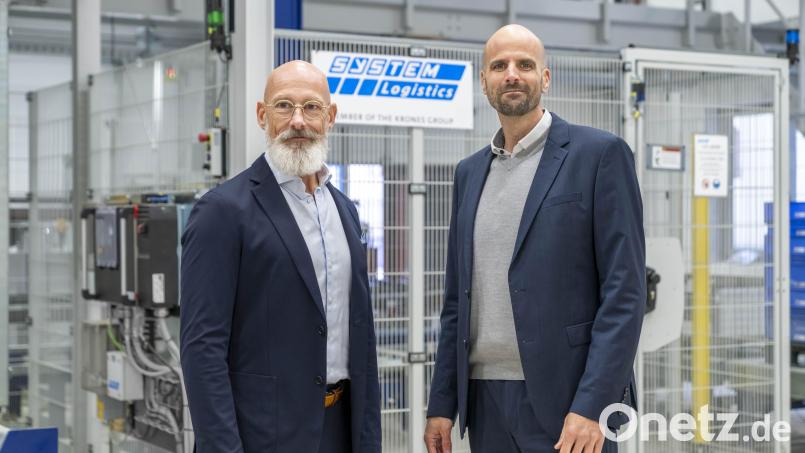 Zum 1. November 2026 übernimmt Ralf John (links) die Geschäftsführung der System Logistics GmbH in Wackersdorf. Bernhard Reitberger wechselt als Chief Technology Officer in die Führung der internationalen System-Logistics-Gruppe. Bild: Die Grübeltäter GmbH Werbeagentur