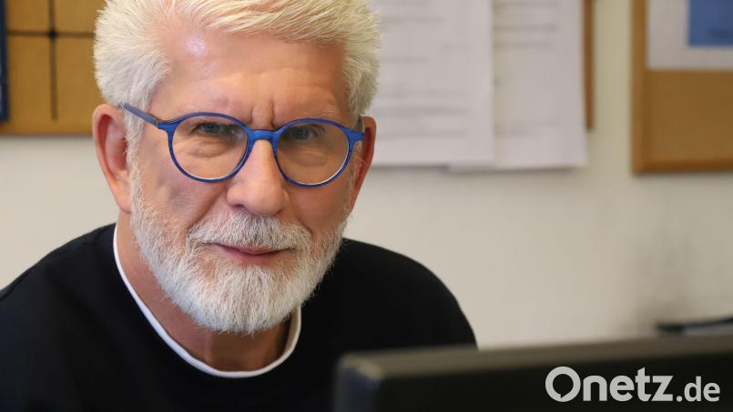 Jürgen Kandziora an seinem Arbeitsplatz in den Redaktionsräumen in Sulzbach-Rosenberg. Zum Monatsende verlässt der Leseranwalt und ehemalige Lokalchef der "Amberger Zeitung" Oberpfalz-Medien. Bild: za