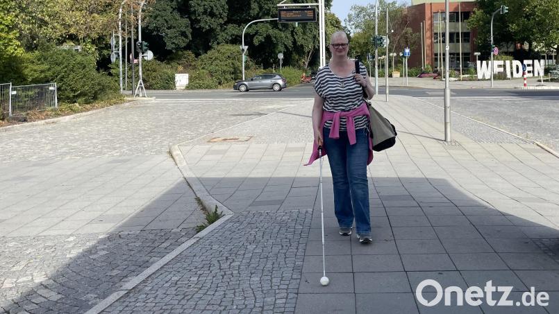 Andrea Kuchenreuther nutzt ihren Langstock, um sich am Weidener ZOB zu orientieren. Dabei hilft ihr auch der Übergang von Kopfsteinpflaster zu Platten. Bild: Paulina Schmidt
