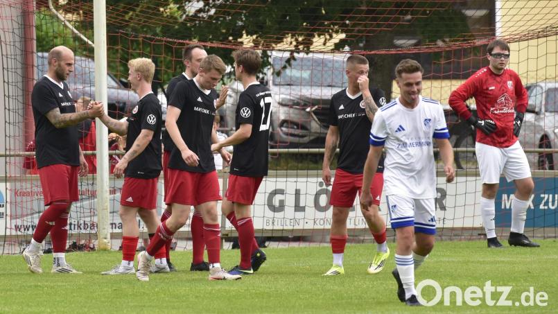 So war's im Hinspiel: Neun Mal jubelnde Dürnsrichter (schwarze Trikots), frustrierte Dürnsrichter (rechts Torwart Benedikt Höpfl). Nach dem 1:9 im Hinspiel empfangen die Diendorfer die DJK am Samstag zum Rückspiel. Bild: Hans Mark