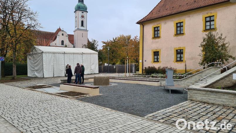 Ein als Wassertisch gestalteter Brunnen markiert das Zentrum des neuen Ortsplatzes im Weidener Vorort Neunkirchen. Bild: Jonas Storch