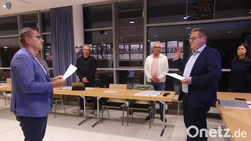 Bürgermeister Markus Gradl (links) vereidigt Gregor Forster als Stadtrat. Bild: Walther Hermann