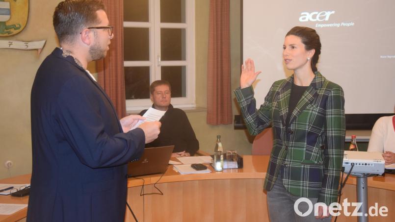 Als neue Gemeinderätin vereidigte Bürgermeister Michael Meiler die Enzenrietherin Theresa Lindner. Bild: Ernst Frischholz