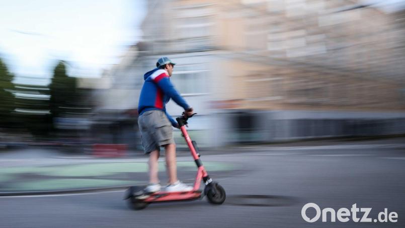 Die Polizei kontrolliert mehrere Jugendliche auf E-Scootern. (Symbolbild) Bild: Christian Charisius/dpa