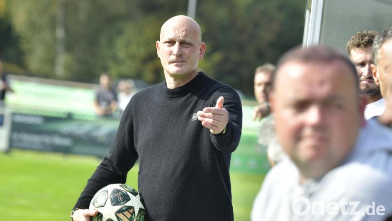 Trainer Tobias Rösl und die DJK Ammerthal stehen im Heimspiel gegen den TSV Großbardorf unter Druck. Bild: Hubert Ziegler