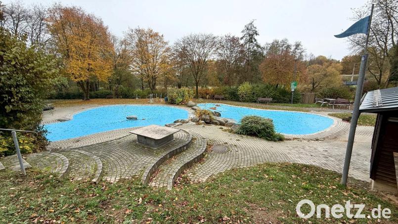 Unverdächtig herbstlich zeigt sich die Neustädter Freizeitanlage mit den beiden großen blauen Planschbecken. Nachdem dort große Mengen Wasser verschwinden, überlegt die Stadt an ihrer Stelle einen Matschspielplatz für Kinder anzulegen. Bild: Gabi Schönberger