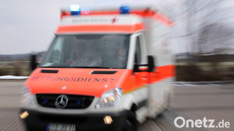 Der Rettungsdienst bringt den Mann in ein Krankenhaus. (Symbolbild) Bild: Stephan Jansen/dpa
