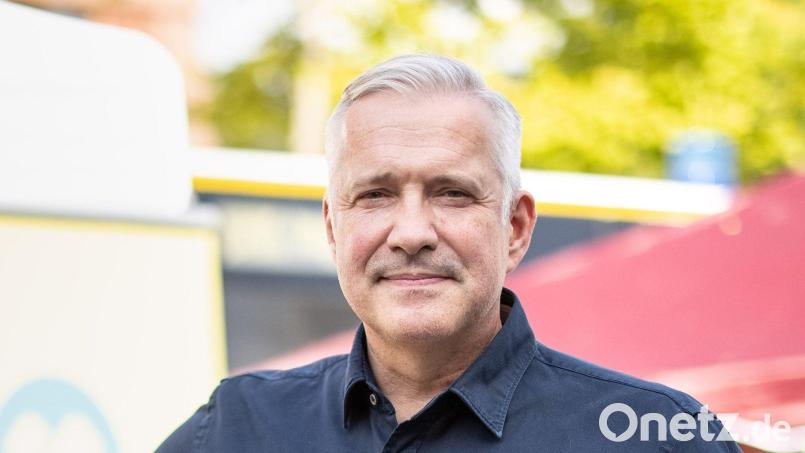 TV-Koch Alexander Herrmann erklärt, warum manche Gerichte nur noch selten auf der Speisekarte stehen. (Archivbild) Bild: Matthias Balk/dpa
