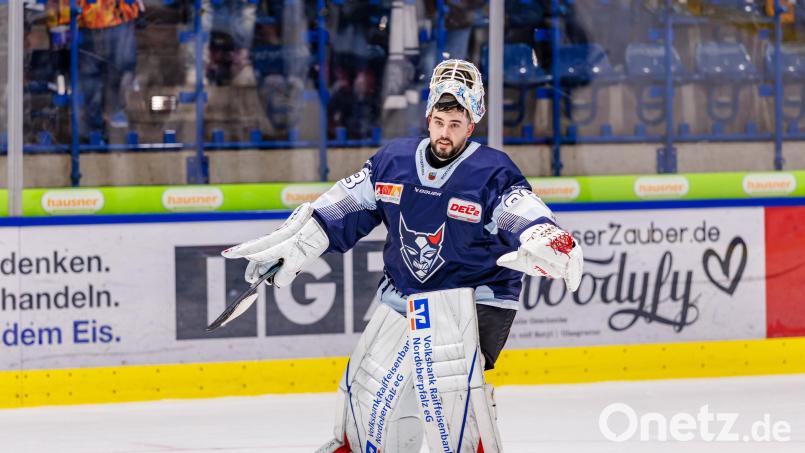Kristian Hufsky, Goalie der Blue Devils Weiden, ließ sich nach seinem Shutout gegen den EV Landshut von den Fans feiern. Bild: Werner Moller