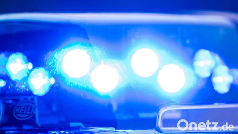 Der Fahrer wurde in seinem Auto eingeklemmt. (Symbolbild) Bild: Lino Mirgeler/dpa