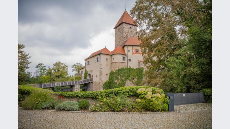 Die Atmosphäre einer mittelalterlichen Burg erleben, ohne auf Komfort und Frische verzichten zu müssen – im »Kastell« treffen natürliche Materialien auf stilvolle Gestaltung, barocke Details auf moderne Schlichtheit, heimische Spitzenprodukte auf eine kreative Küche. Bild: Norbert Eimer