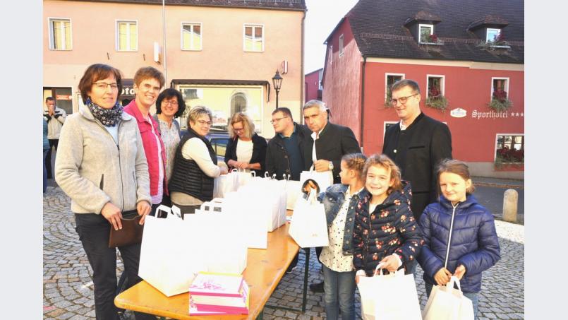Viele fleißige Hände backen und verkaufen süße Sachen. Bild: es