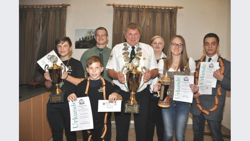 Die erfolgreichen Schützen mit Sportleiter Matthias Bartmann (vorne, von rechts): Vizekönig Thomas Seegerer, Schützenliesl Patricia Schönberger, Schützenkönig Werner Braun, Vizejugendkönig Michael Wurzer und Kaiser Florian Haberl, hintere Reihe von links: Sportleiter Matthias Bartmann und Vizeliesl Christina Braun. Bild: es