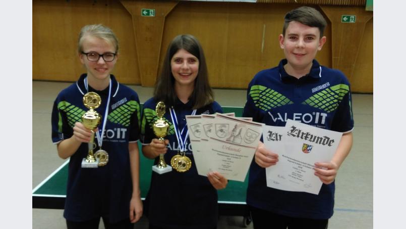 Sabine Näger, Sophia Ziegler und Aaron Burkart (von links) schlugen sich bei den Bezirksmeisterschaften der Jugend hervorragend. Bild: wdb