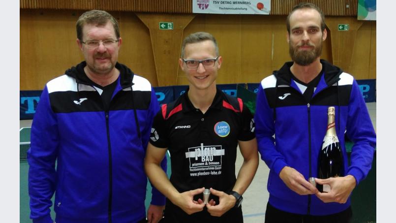 Abteilungsleiter Dieter Buchner (links) zeichnete Christian Daniel (rechts) für 600 sowie Johannes Fleischmann (Mitte) für 200 Spiele aus. Bild: wdb